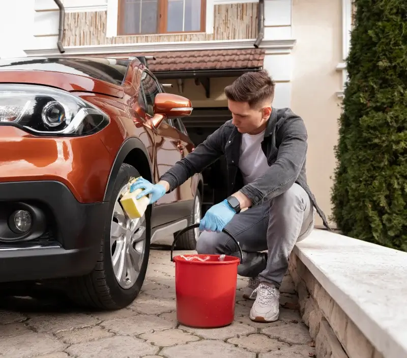 Lavage auto à domicile Neublans-Abergement : professionnel intervenant sur un véhicule